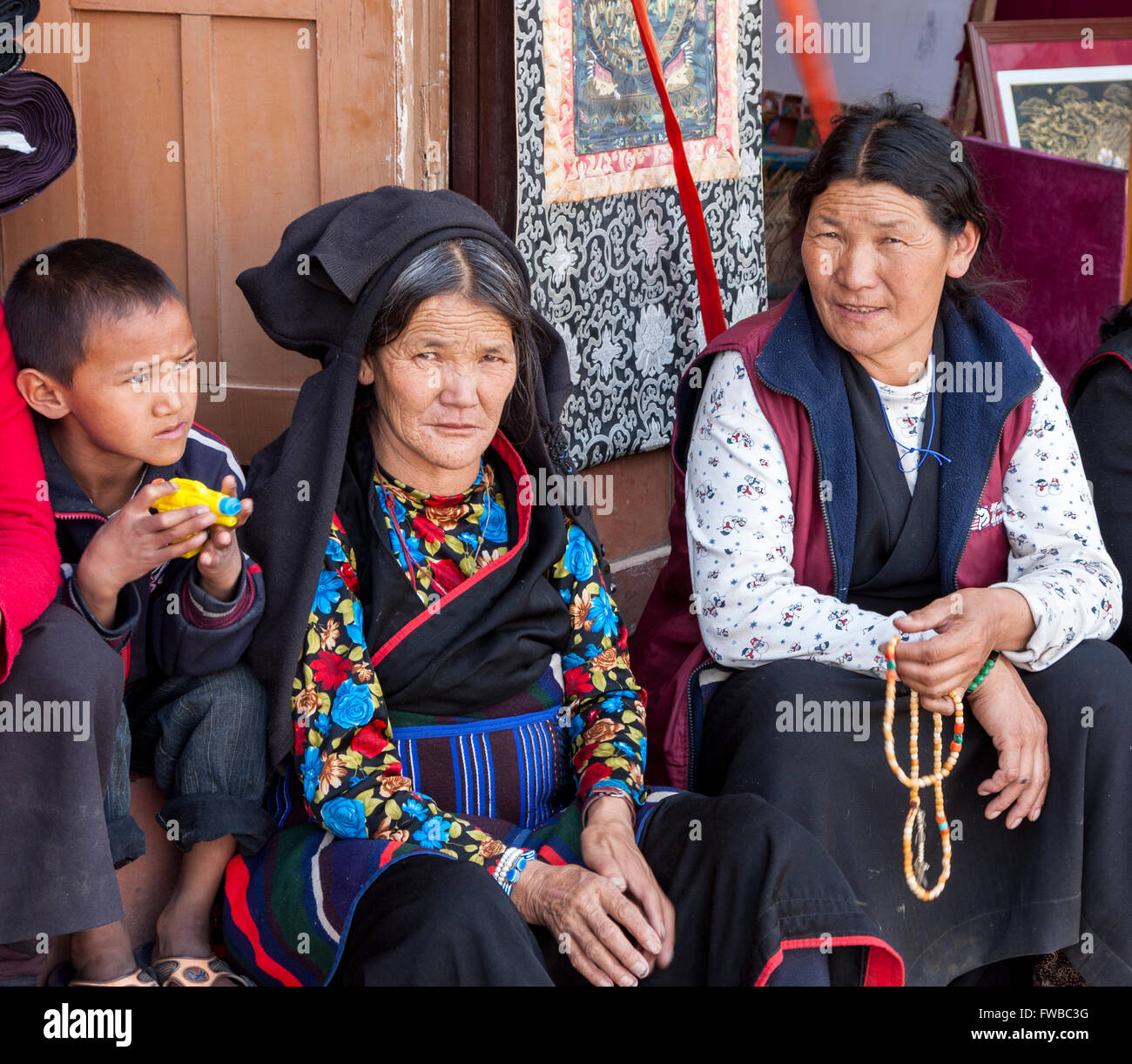 Bodhnath, Nepal. Tibetano donne nepalesi. Di cui uno detiene una japa mala, la preghiera buddista perle. Foto Stock