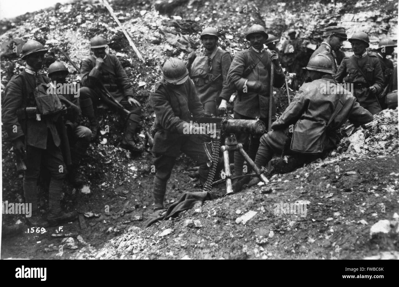 Soldati italiani con un catturato Schwarzlose austriaca raffreddato ad acqua mitragliatrice, probabilmente prese durante la Seconda battaglia della Paive nel giugno del 1918. Foto Stock