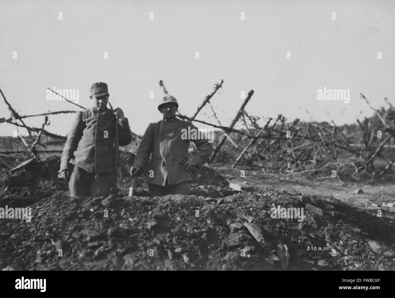 I soldati italiani durante la prima guerra mondiale nelle trincee sulla linea del fronte con Austro ungherese sulla collina 1050 sulla Macedonia anteriore. Foto Stock
