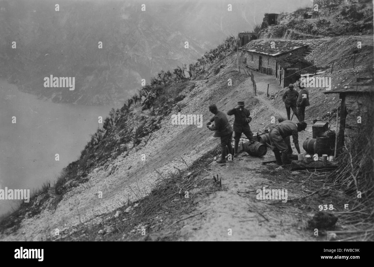 Il personale ospedaliero si prendono una pausa in un esercito italiano area posteriore camp durante la prima guerra mondiale, arroccato sul fianco di una montagna che si affaccia su un fiume, circa 1916. Foto Stock