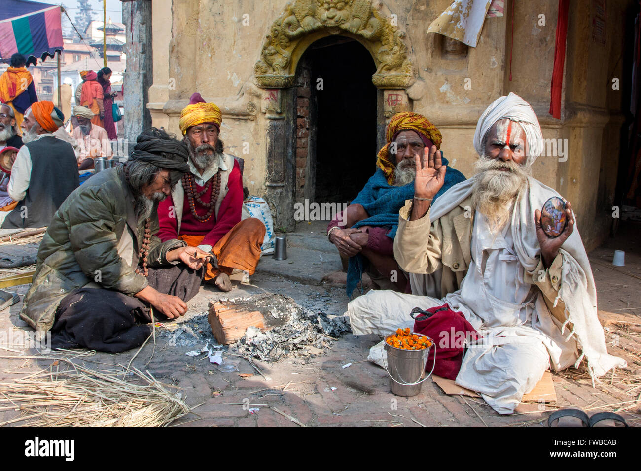 Il Nepal, Pashupatinath. Sadhus indù (asceti) godendo di uno un altro della società. Foto Stock