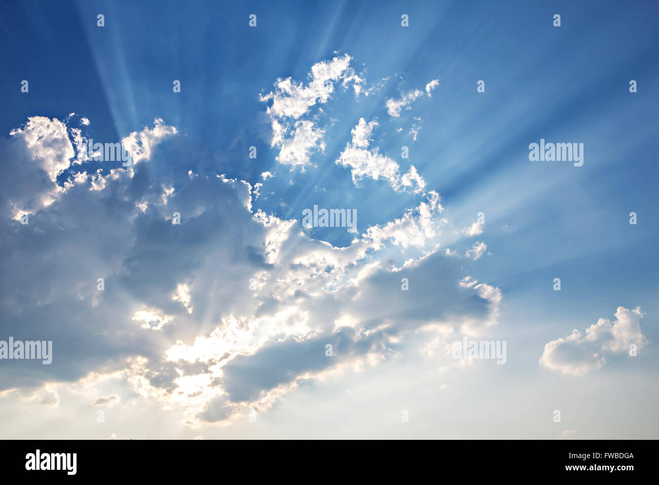 Nuvole bianche sul cielo blu di sfondo e sun ray Foto Stock