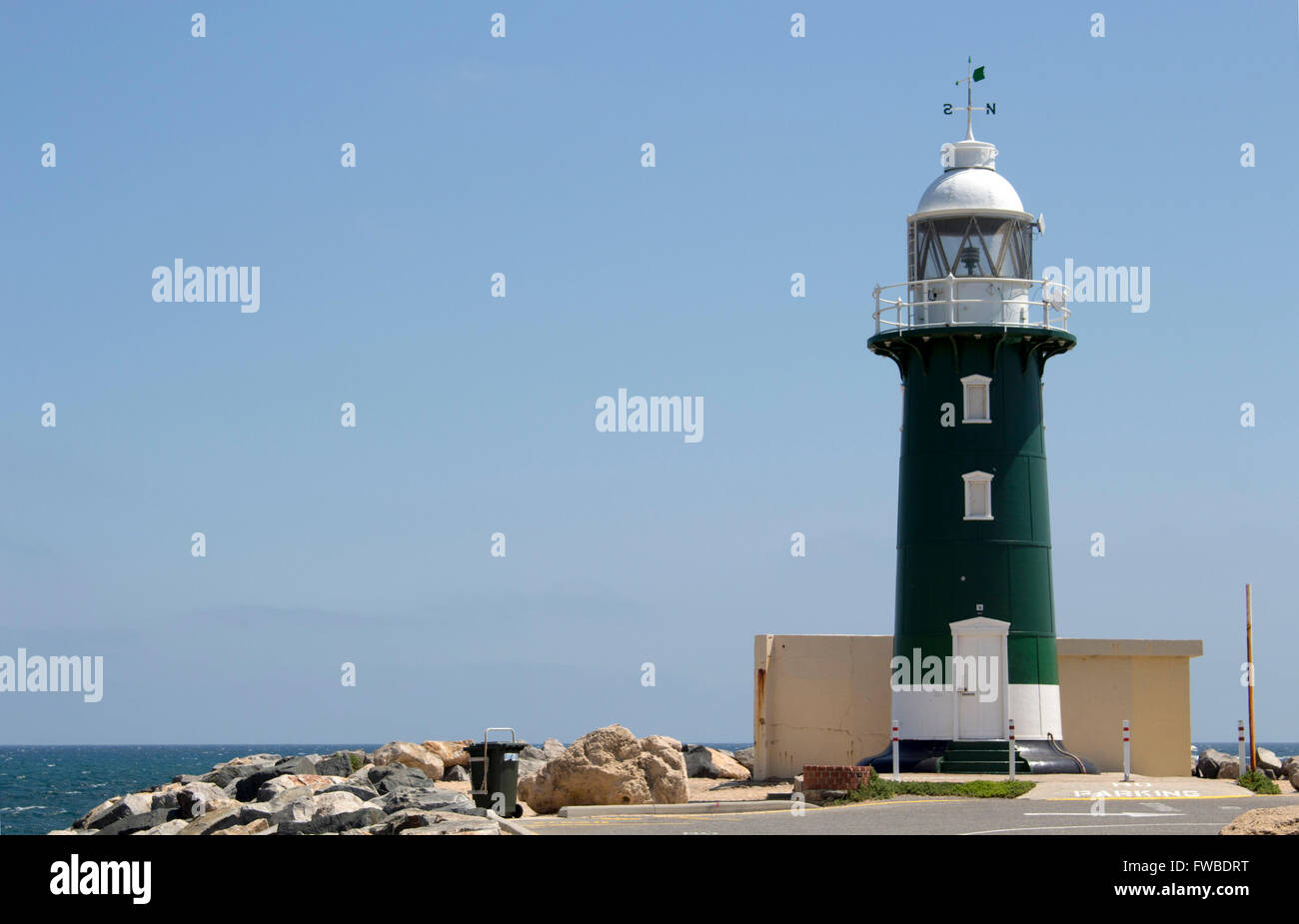 Il famoso faro a cupola sulla fine del Sud Mole - longitudine 115 43.9E, Latitude 32 03.4S ,presso il porto di Fremantle. Foto Stock