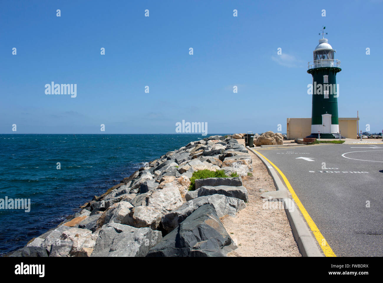 Il famoso faro a cupola sulla fine del Sud Mole - longitudine 115 43.9E, Latitude 32 03.4S ,presso il porto di Fremantle. Foto Stock