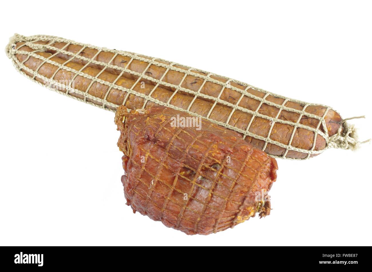 Prosciutto affumicato con salsiccia su sfondo bianco Foto Stock