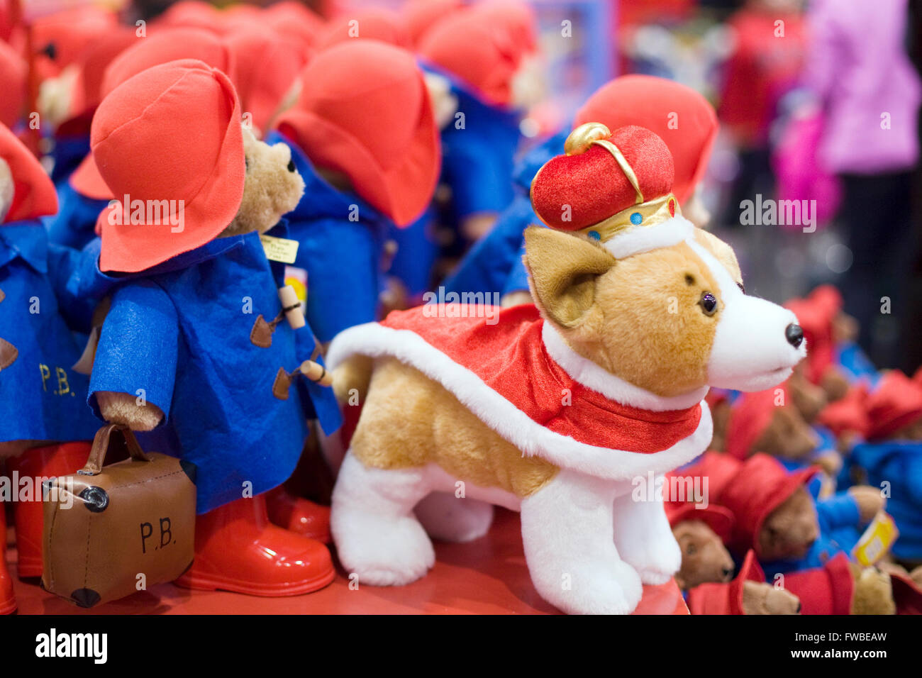 Paddington orso e il Queens Corgi indossando una corona di giocattoli morbidi Foto Stock