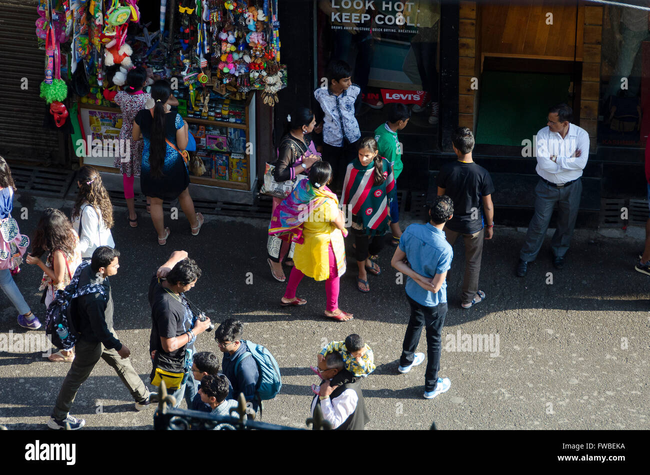 Persone che camminano in strada, Shimla, Simla, Himachal Pradesh, India, Foto Stock
