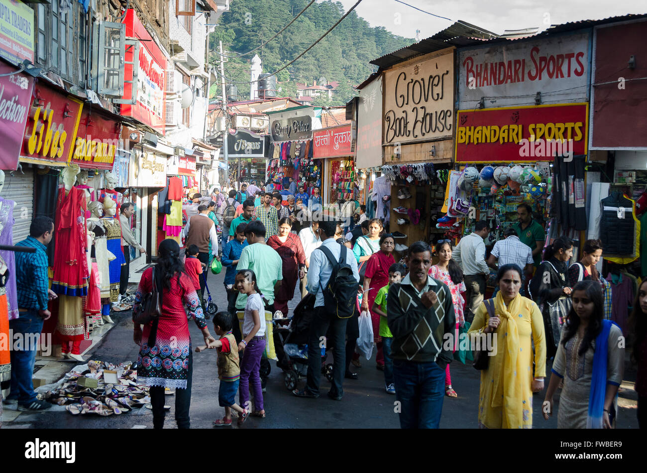 Persone che camminano in strada, Shimla, Simla, Himachal Pradesh, India, Foto Stock
