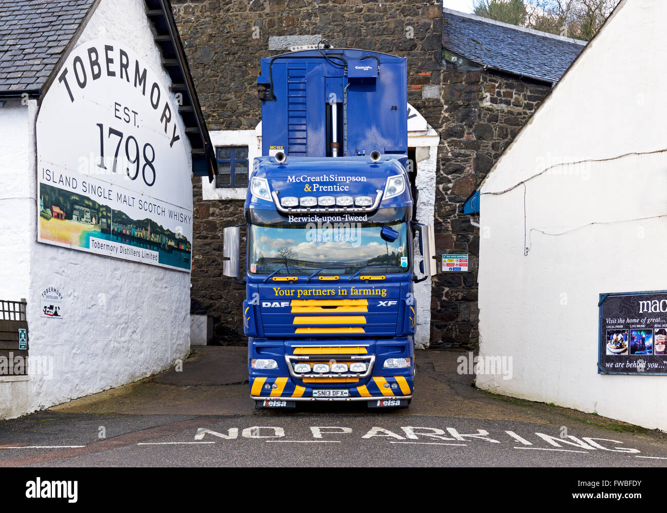 Autocarro per la distribuzione il Tobermory Distillery, Isle of Mull, Ebridi Interne, Argyll & Bute, Regno Unito Scozia Foto Stock