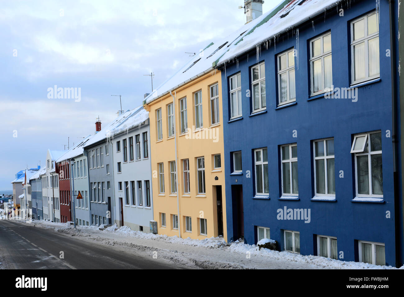 In inverno la neve, diverse case colorate, città di Reykjavik, Islanda Foto Stock