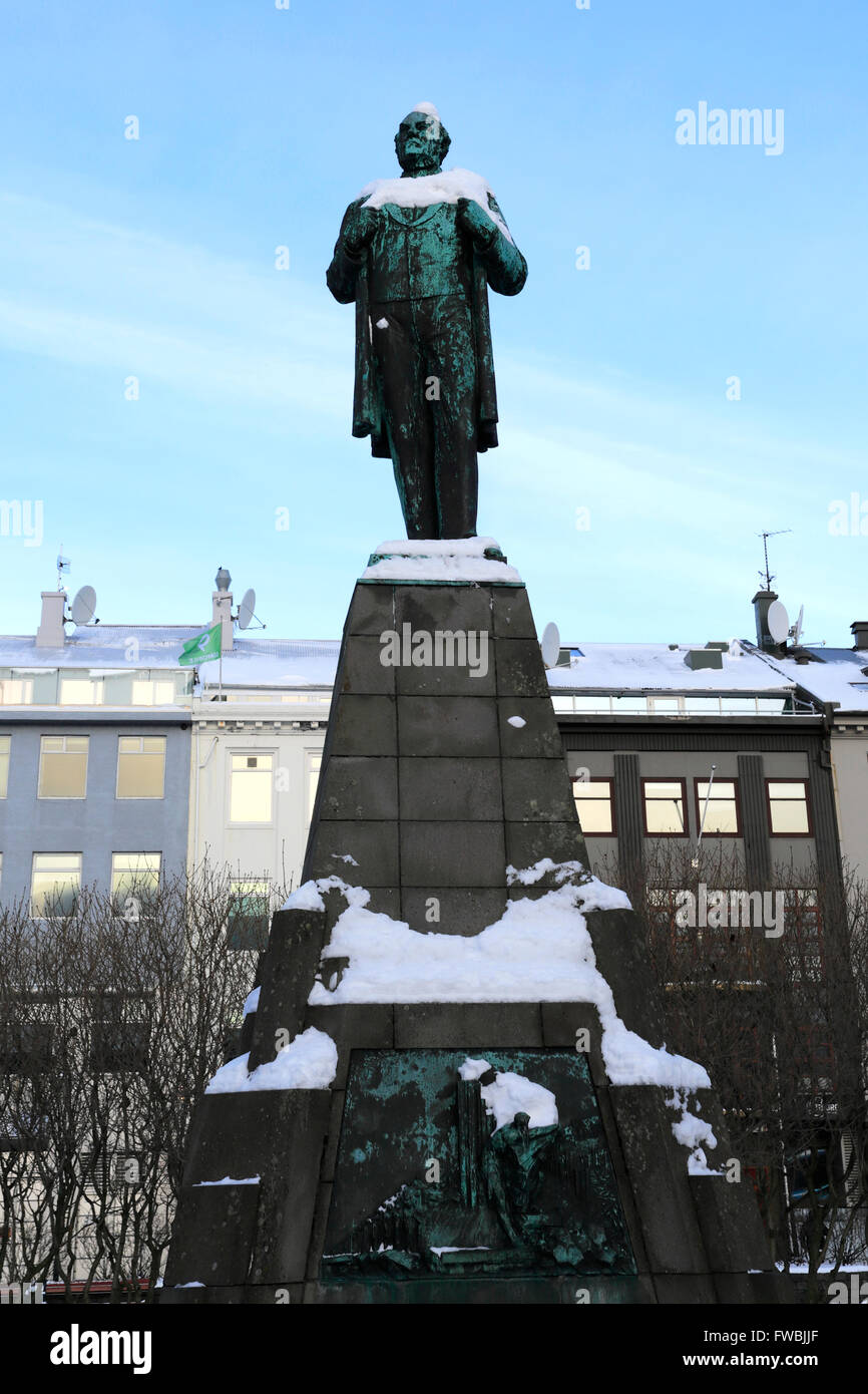 In inverno la neve, statua di Jon Sigurdsson, Austurvollur Square, città di Reykjavik, Islanda Foto Stock