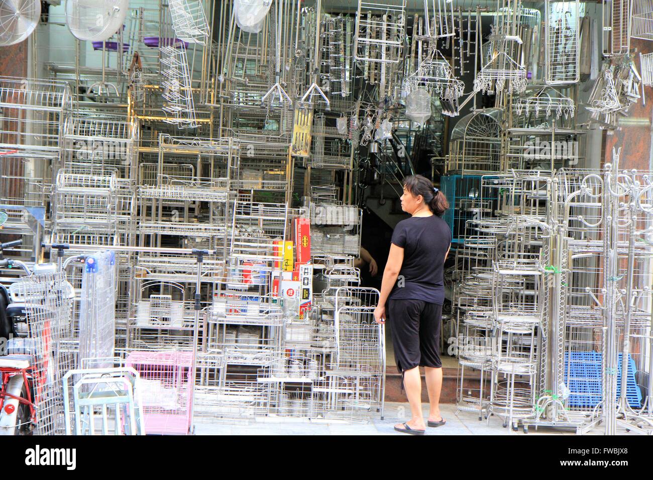 Magazziniere nel quartiere vecchio di Hanoi, Vietnam Asia Foto Stock