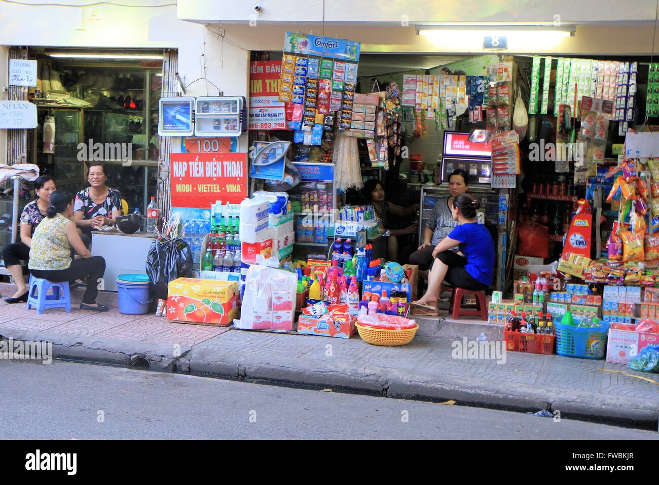 Ammassatori nel quartiere vecchio di Hanoi, Vietnam Asia Foto Stock