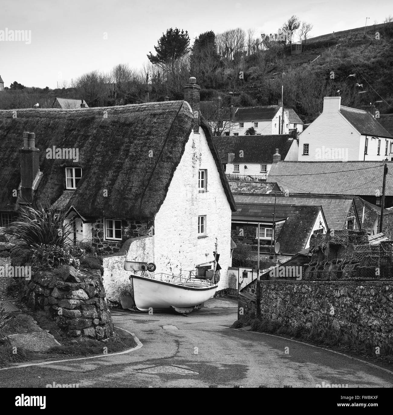 Immagine in bianco e nero Inglese tradizionale con il vecchio villaggio di pescatori Foto Stock