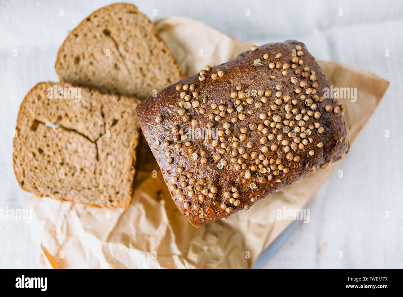 Nero a fette di pane con il coriandolo fresco closeup Foto Stock