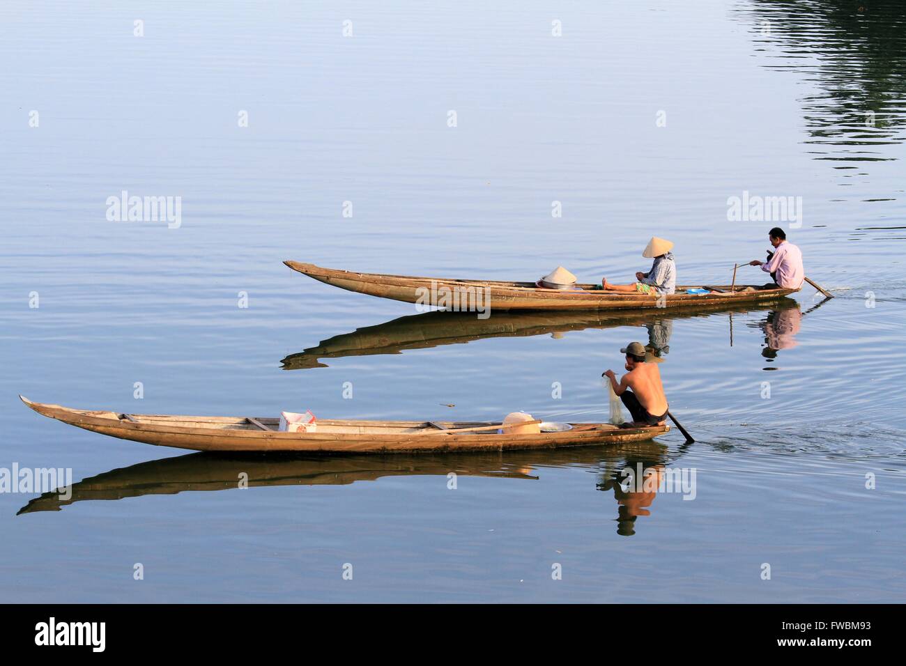 I pescatori sul fiume di tinta in legno tradizionali canoe, tonalità, Vietnam Asia Foto Stock