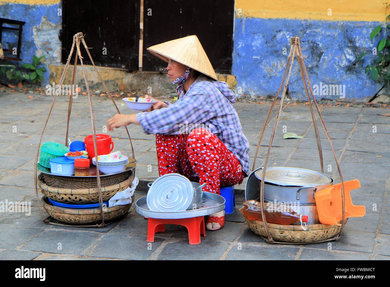 Signora vietnamita zuppa di vendita sulla strada, Hoi An, Vietnam Asia Foto Stock