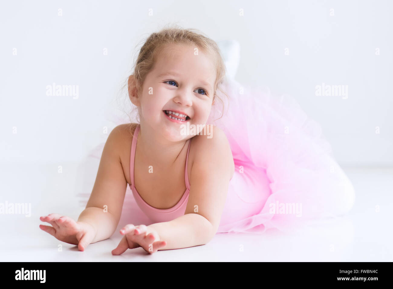 Little Ballerina ragazza in un rosa tutu. Adorabili bambini danza balletto classico in un studio di bianco. Bambini Danza. Foto Stock