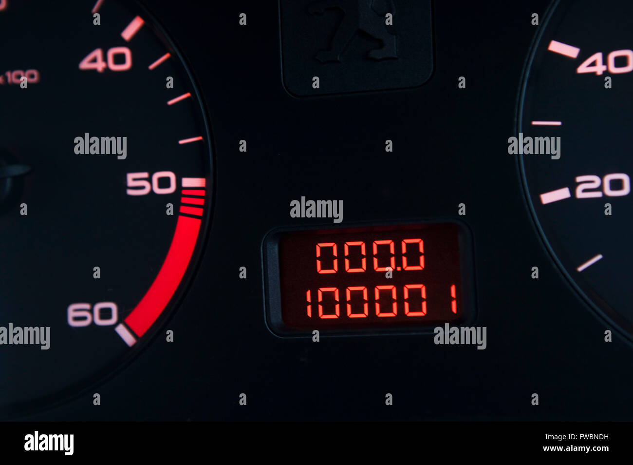 Una vettura dash board display che mostra che il veicolo ha appena percorsa oltre 100.000 (centomila chilometri) come mostrato bu tht massimo di 100,001 km sul contachilometri elettronico. Foto Stock