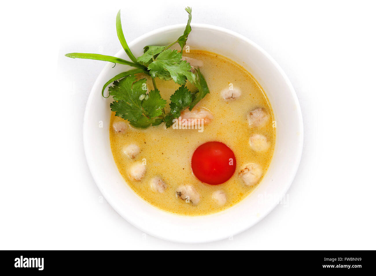 Immagine ravvicinata di Thailandia curry verde zuppa, vista dall'alto isolato su sfondo bianco Foto Stock