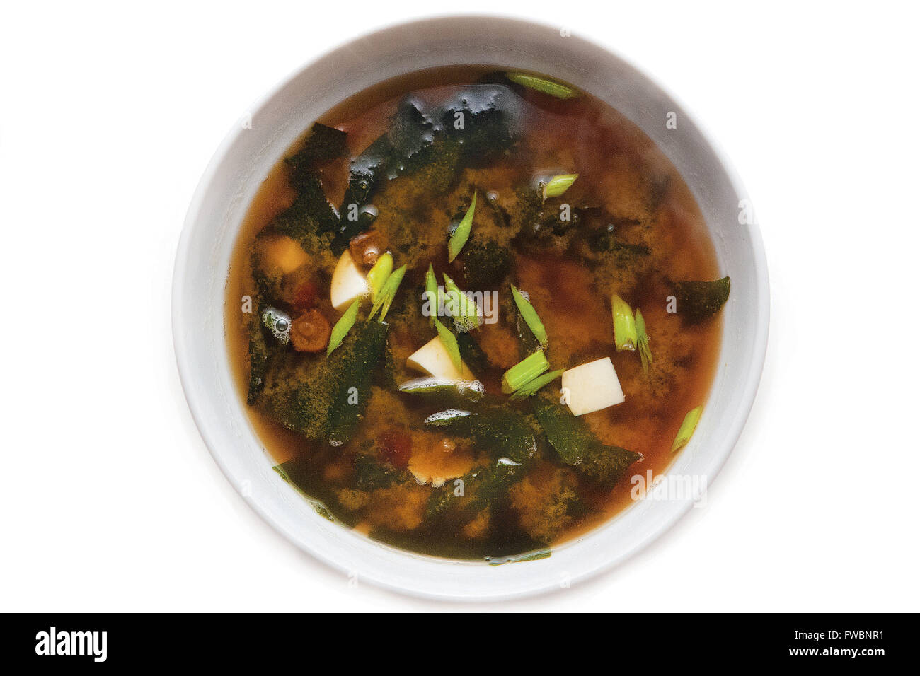 Una ciotola di zuppa di miso , il cibo Giapponese, vista dall'alto isolato su sfondo bianco Foto Stock