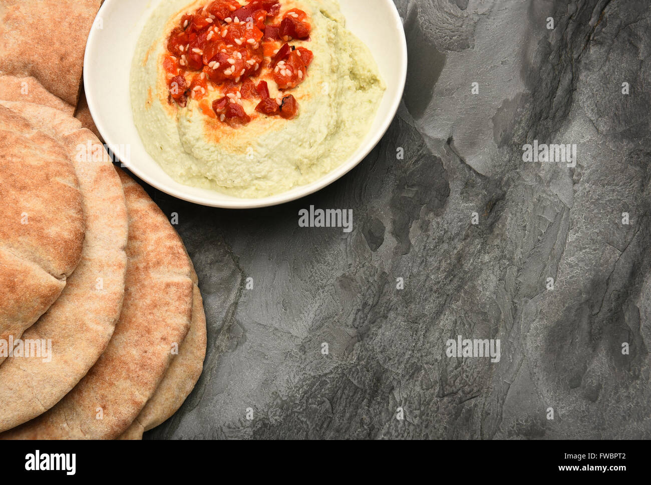 Pane Pita e edamame hummus su una tavola di ardesia con copia spazio. Foto Stock