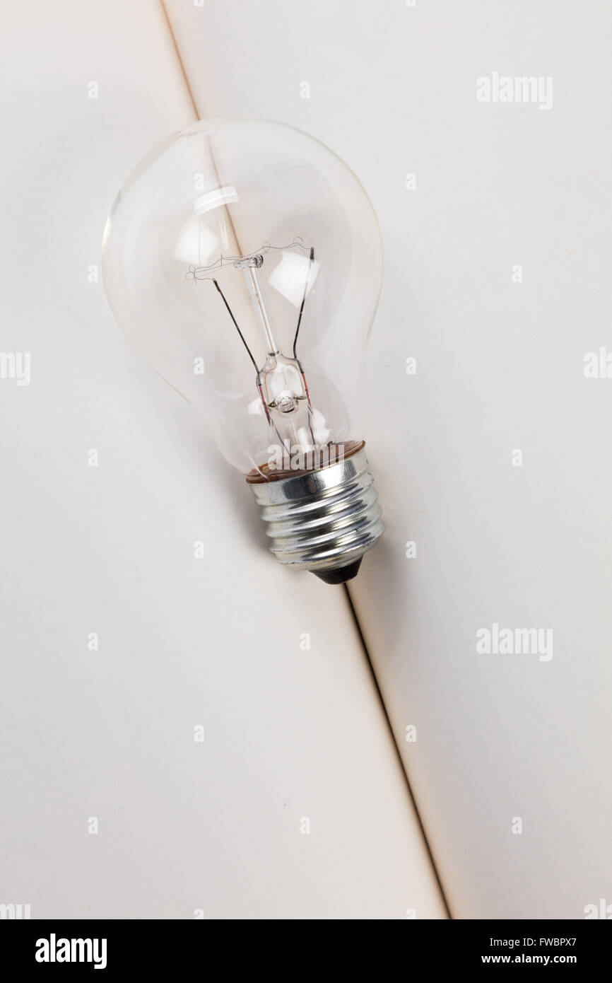 Prenota e la luce della lampadina, business education concetto. Foto Stock