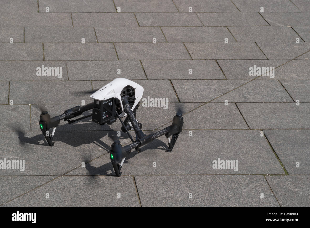 Di Zrenjanin, Serbia: aprile 2016, Immagine del Dji ispirare 1 drone UAV quadcopter che spara 4k video e 12mp immagini fisse Foto Stock