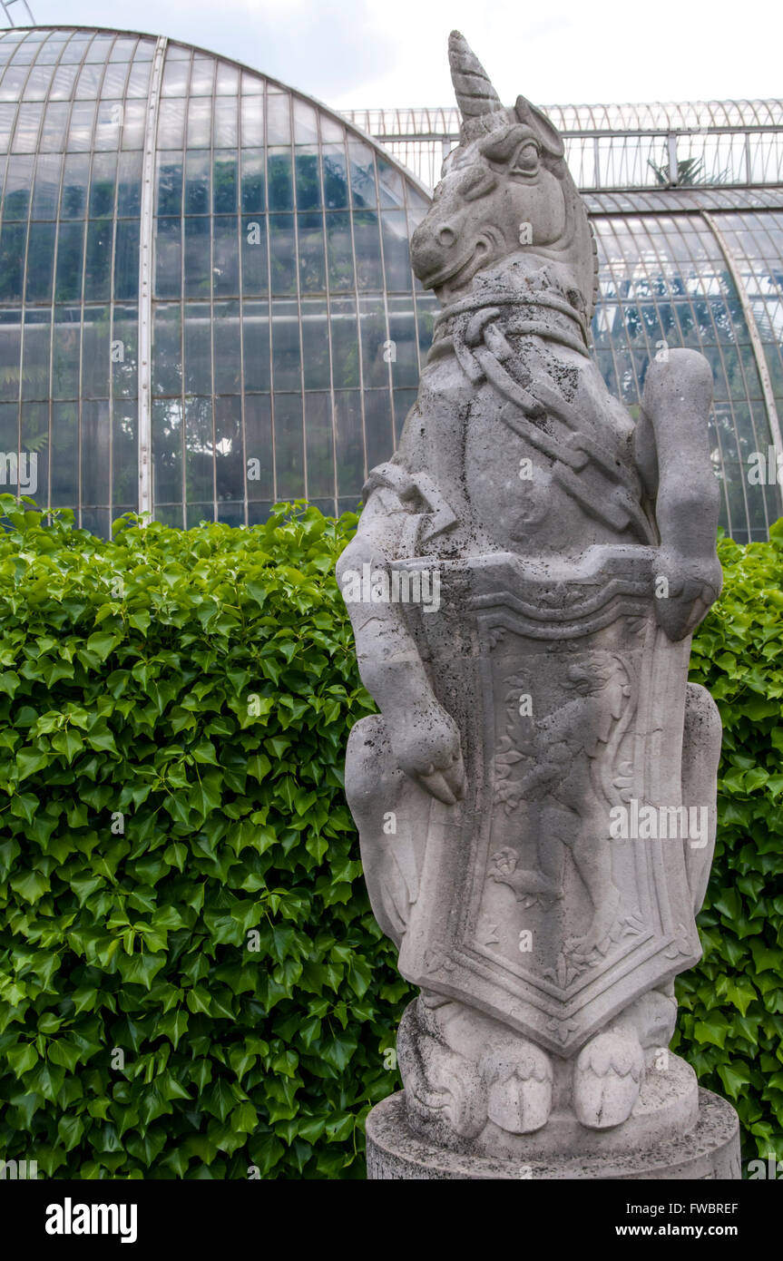 Unicorno di Scozia, uno dei Queen's bestie nella parte anteriore del Palm House di Kew Gardens. I dettagli nella descrizione. Foto Stock