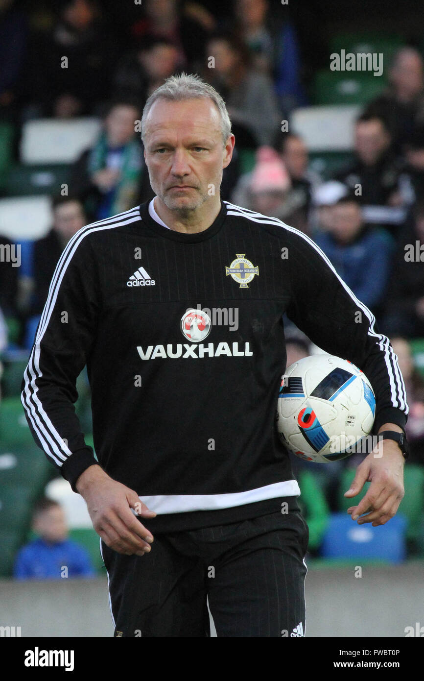 28 Marzo 2016 - Vauxhall sfida internazionale (gentile). Irlanda del Nord 1 La Slovenia 0. Maik Taylor, goalkeeping coach, Irlanda del Nord. Foto Stock