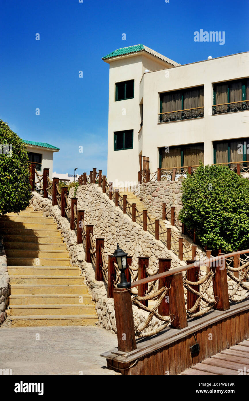 Palme e bungalow in hotel a Hurghada, Egitto Foto Stock
