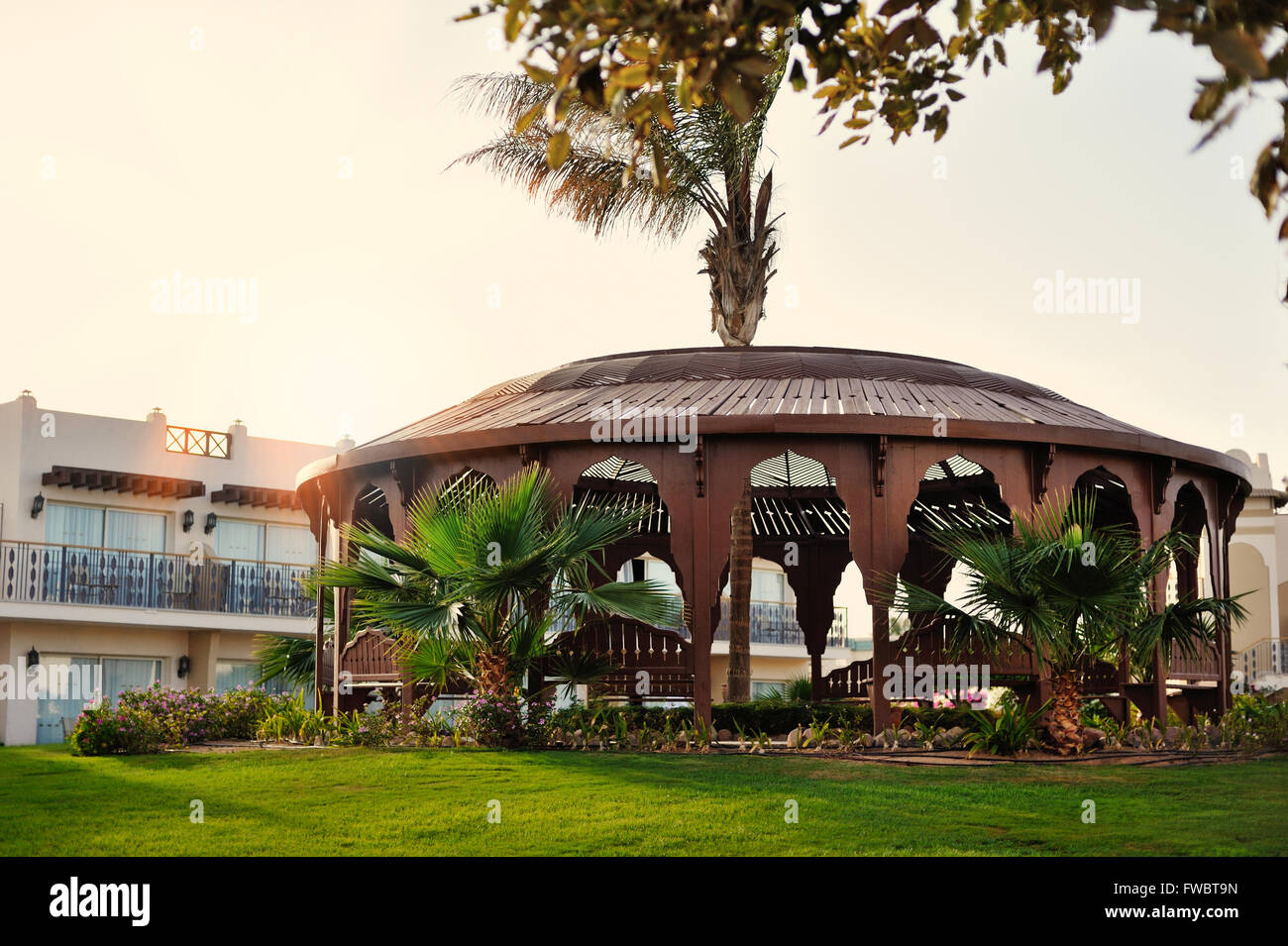 Palme e bungalow in hotel a Hurghada, Egitto Foto Stock
