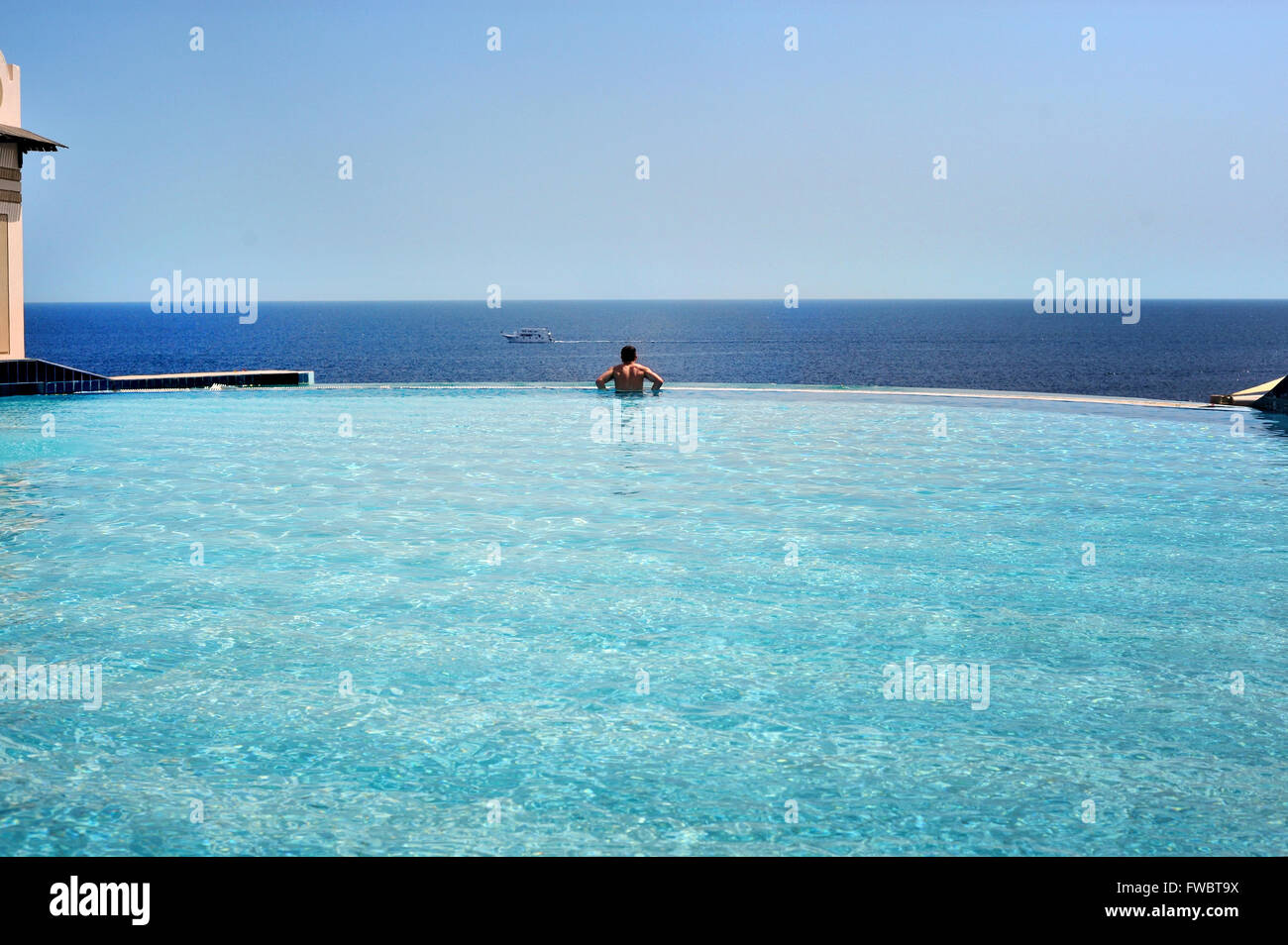 Piscina e vista mare in hotel. Egitto Foto Stock