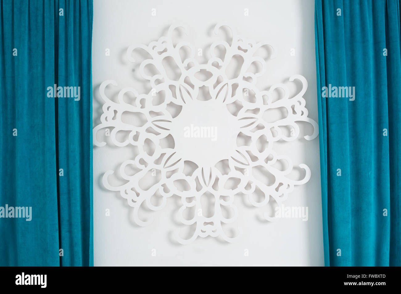 Libro bianco decorazione sulla parete e tende Foto Stock