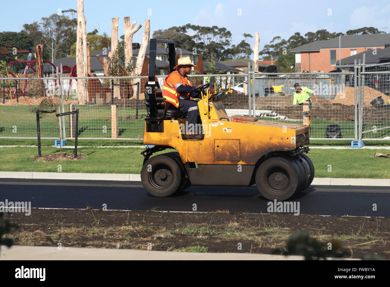 Nuova strada - compattatore stabilisce asfalto Foto Stock