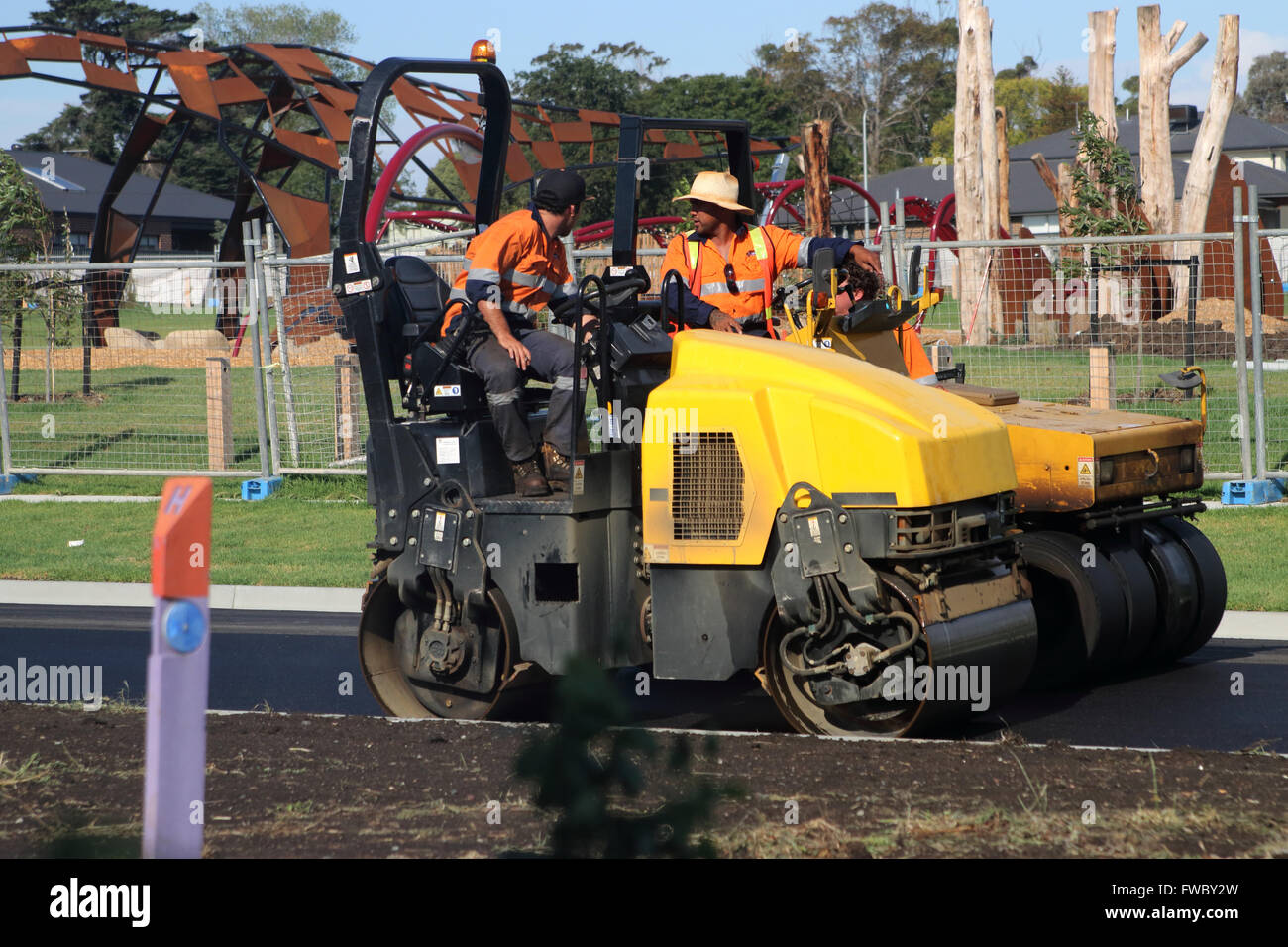 Nuova strada - compattatore stabilisce asfalto Foto Stock
