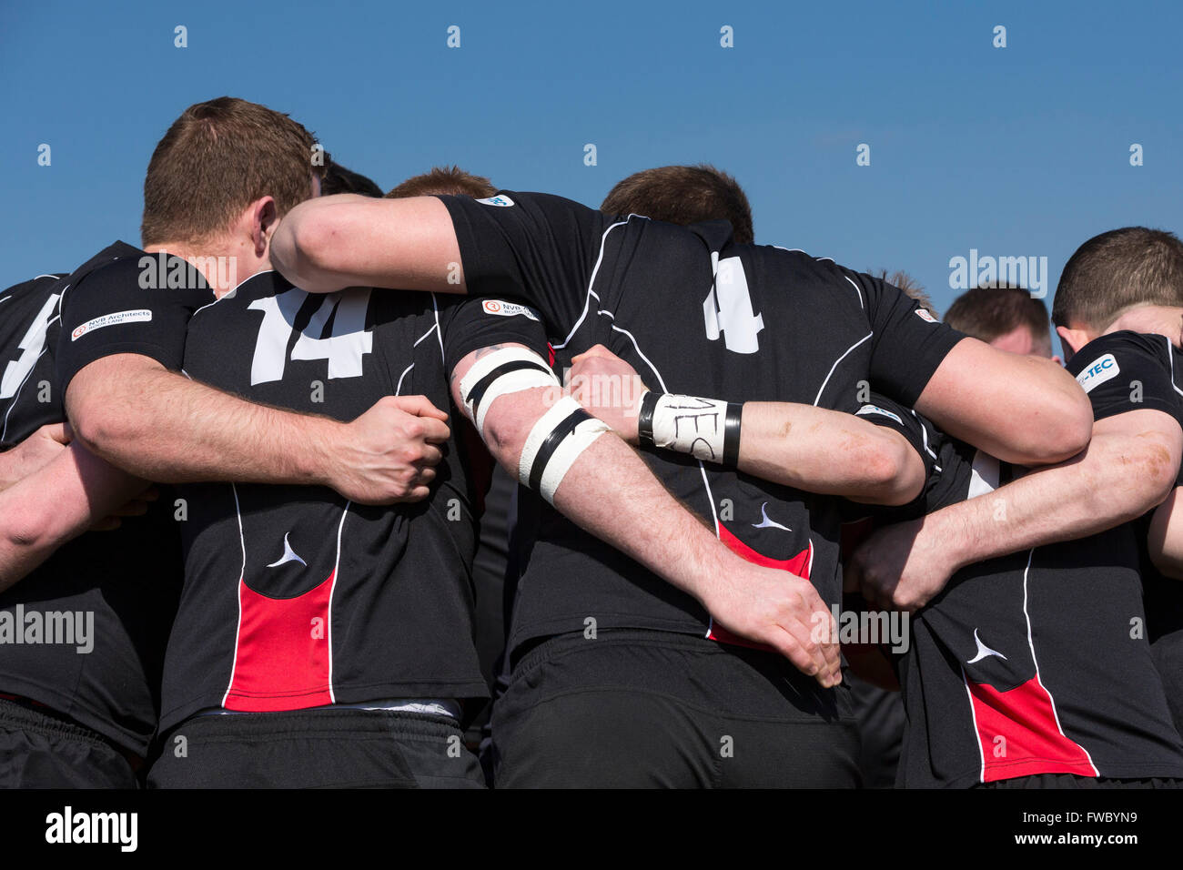 1° NDRFC XV rispetto a Frome RFC 1° XV, da giocatori di rugby pre match team talk. Foto Stock