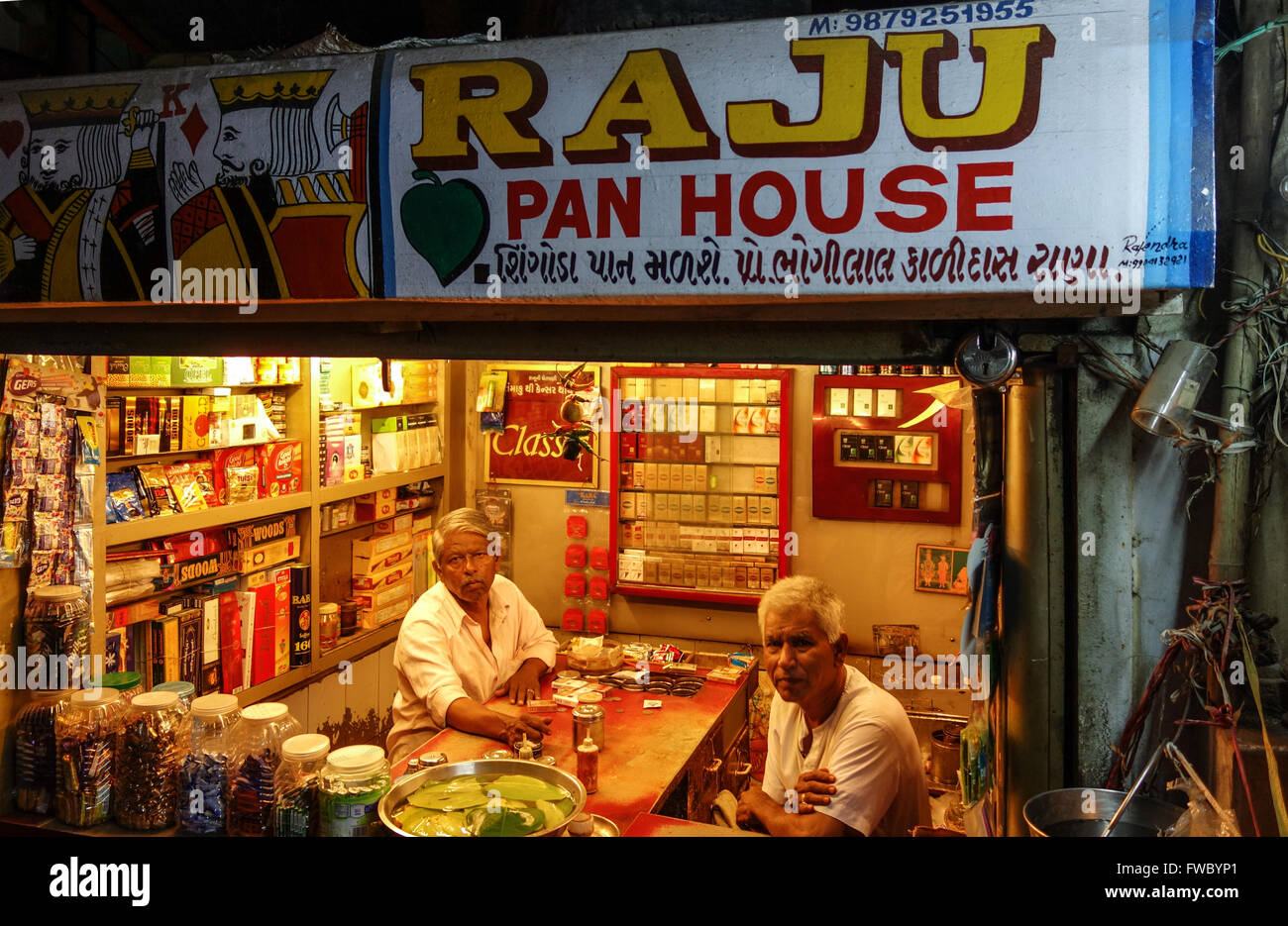 Strada Paan shop in Vadodara, Gujarat, India Foto Stock