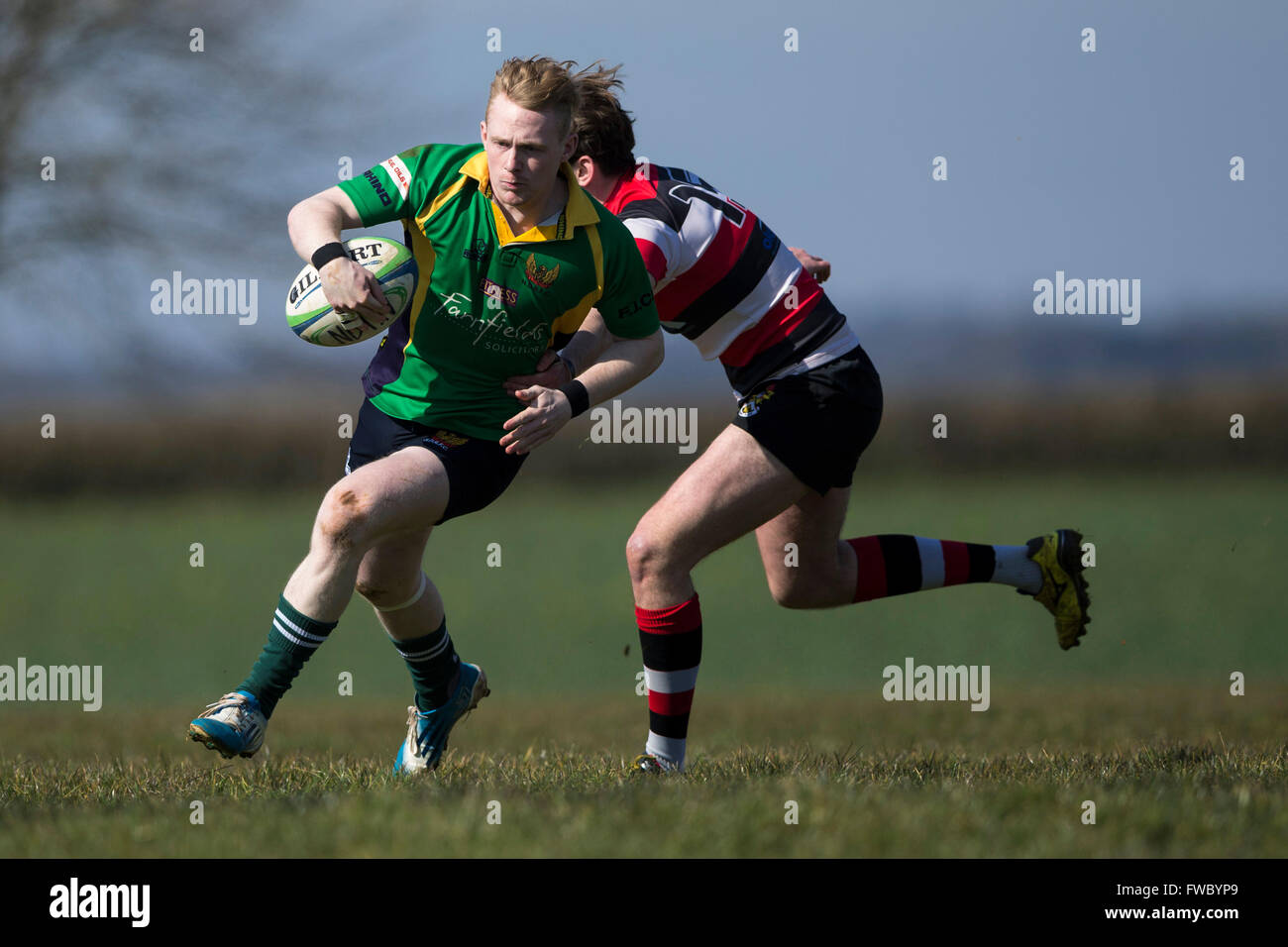 1° NDRFC XV rispetto a Frome RFC 1° XV, Thomas Stewart del Nord Dorset RFC in azione fuori la stimolazione avversario. Foto Stock