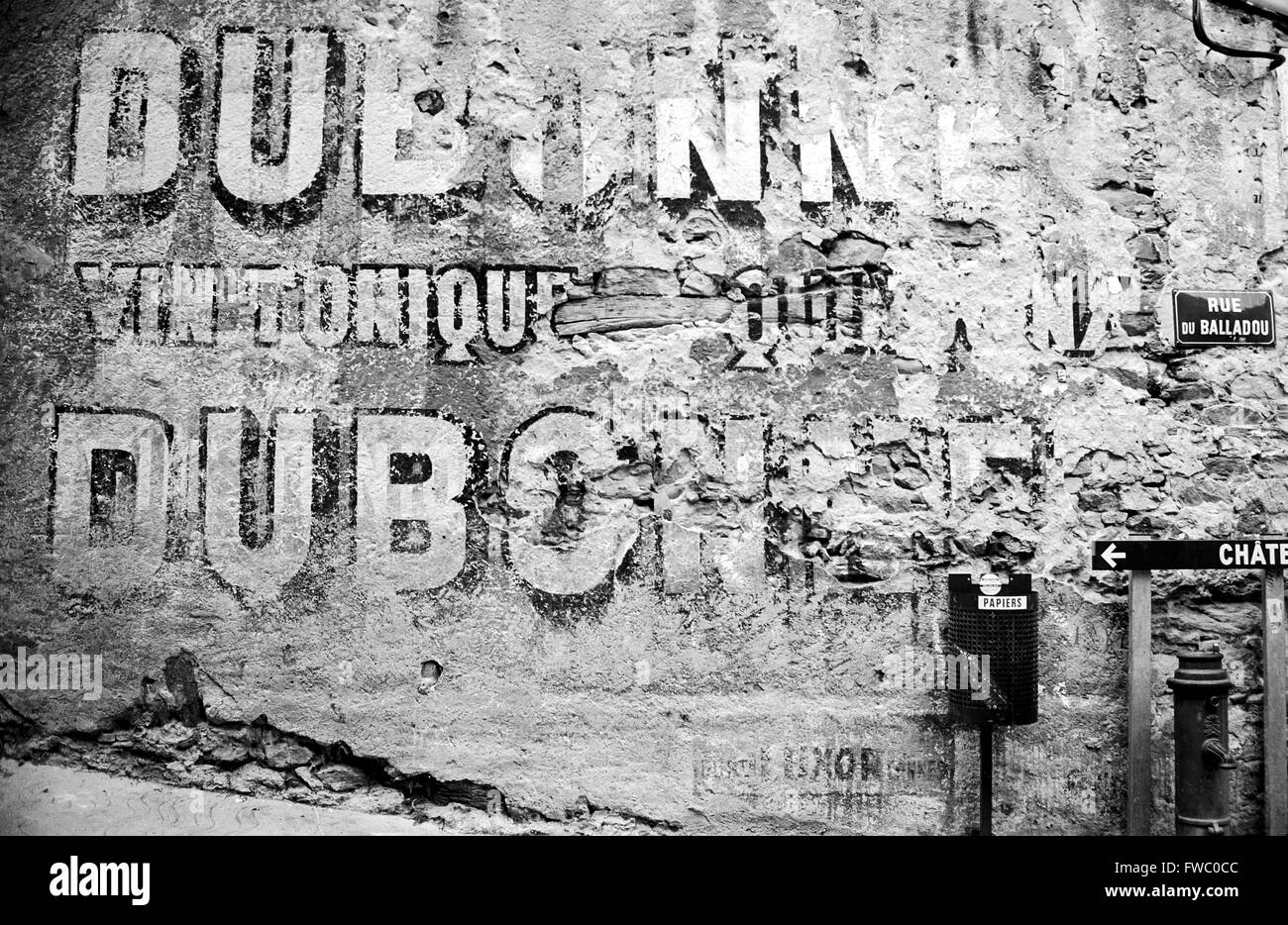 Sbriciolare parete dipinta annuncio per Dubonnet in Grimaud, Francia. Foto Stock