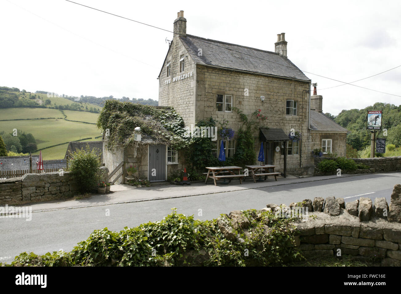 Il Woolpack pub in Slad, Stroud, Glouscestershire, UK. Questo è il pub che il famoso autore Laurie Lee utilizzati di frequente. Famoso per la scrittura il sidro di mele con Rosie, come ho camminato Foto Stock