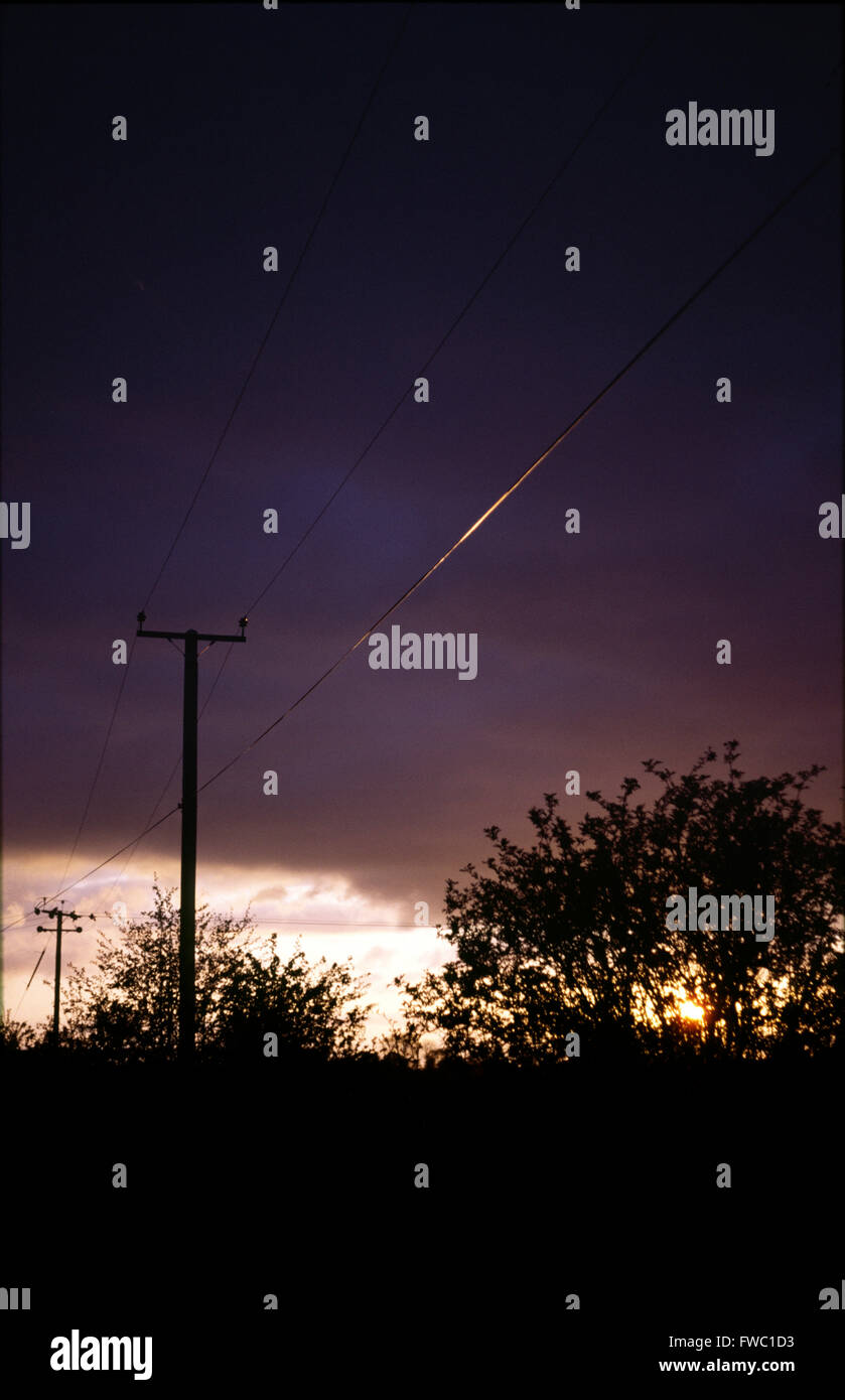 Paesaggio con pali del telegrafo e fili Foto Stock