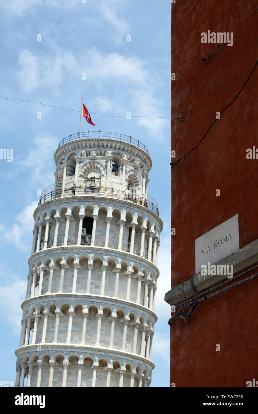 Torre pendente di Pisa visto da via Roma. L'Italia. Foto Stock