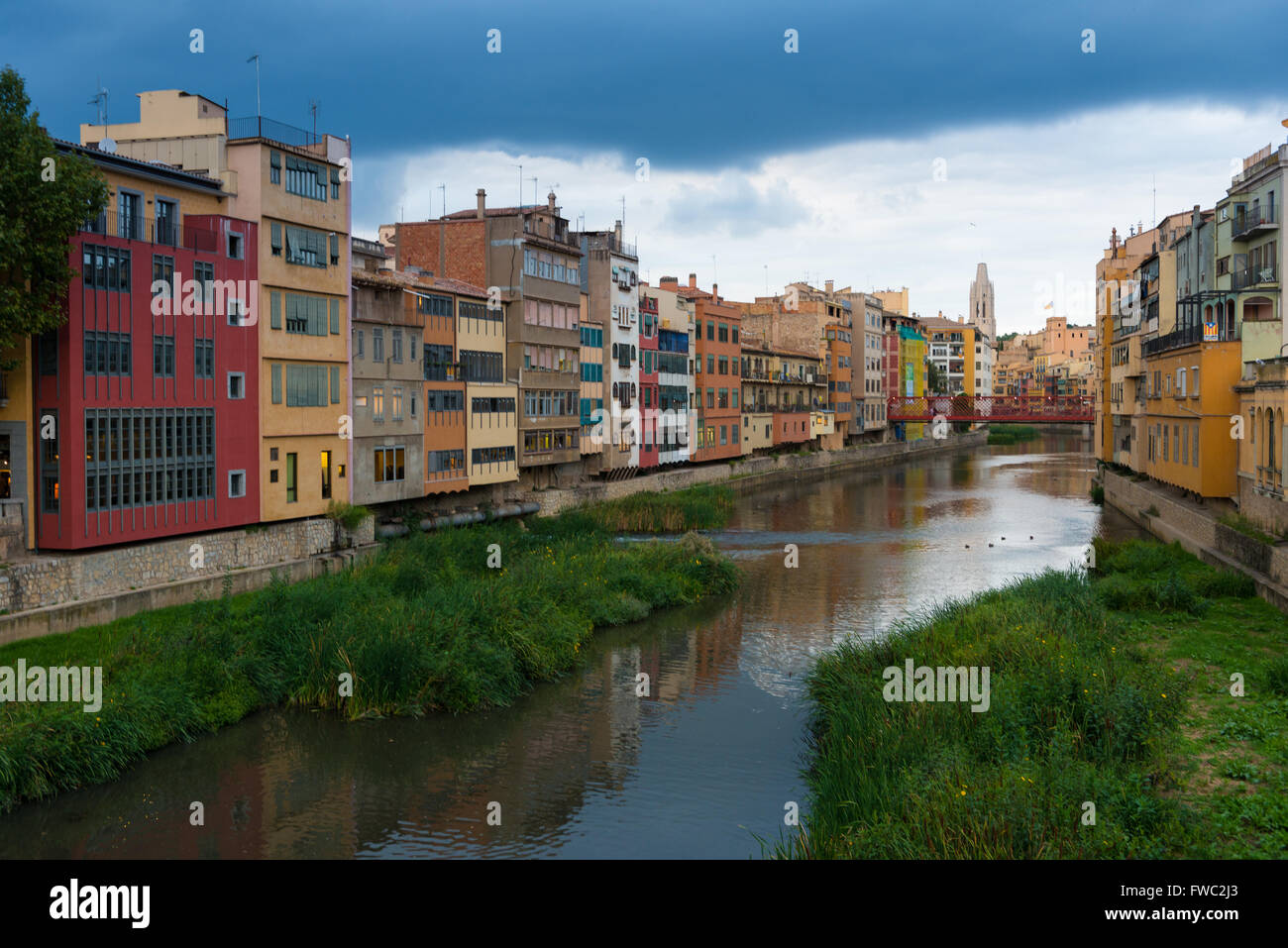 Fiume Onyar a Girona con luminosi delle case con i lati, Spagna Foto Stock