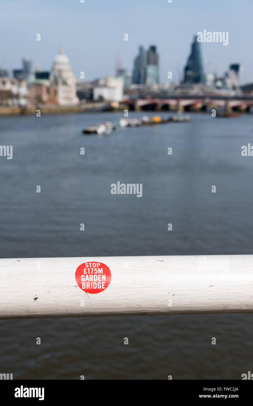 Vista dal ponte di Waterloo lungo il Tamigi a Londra Foto Stock