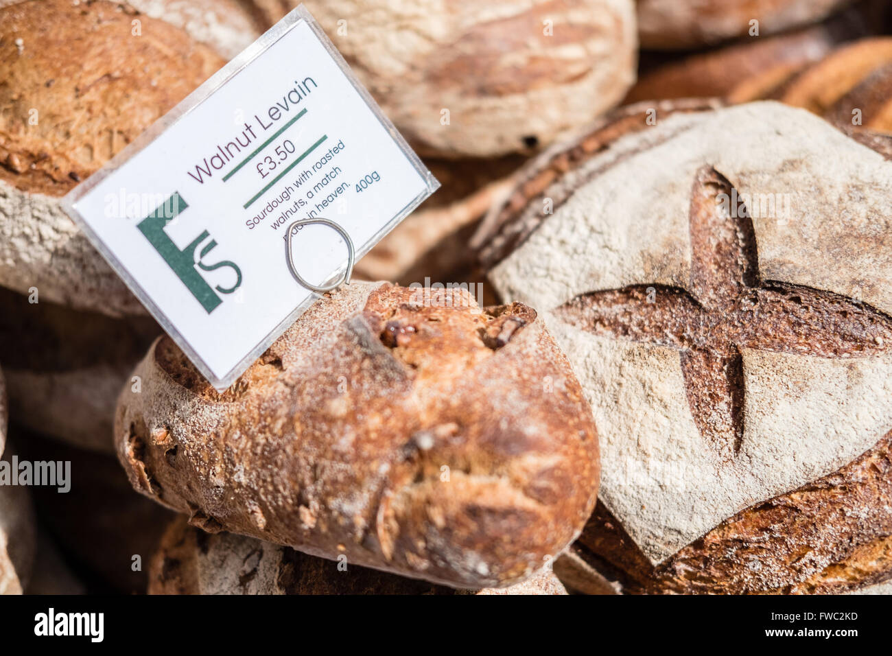 Pane per la vendita in un mercato di strada a Londra Foto Stock