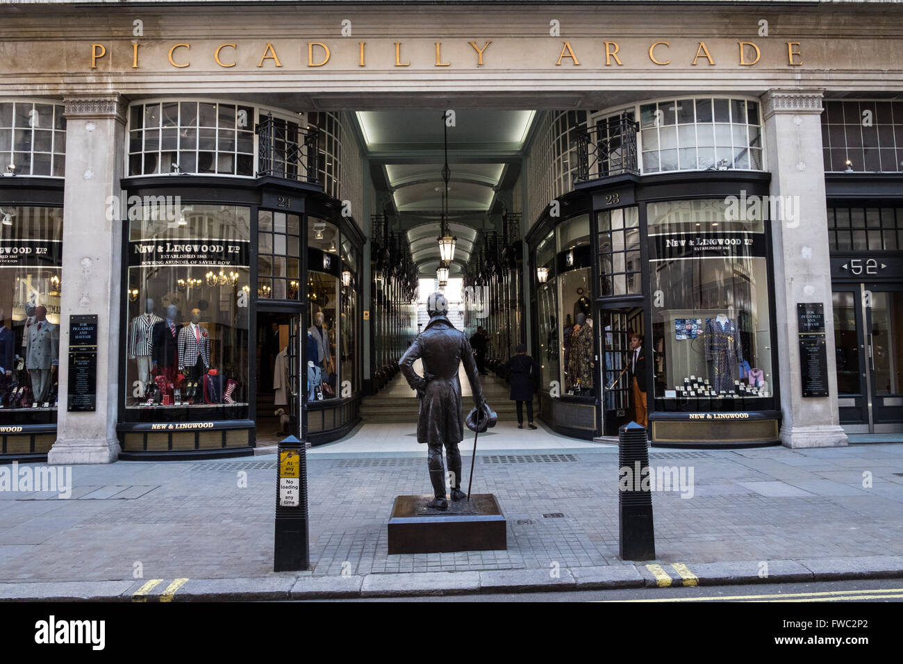 Piccadilly shop Arcade windows su Jermyn Street a Londra Foto Stock