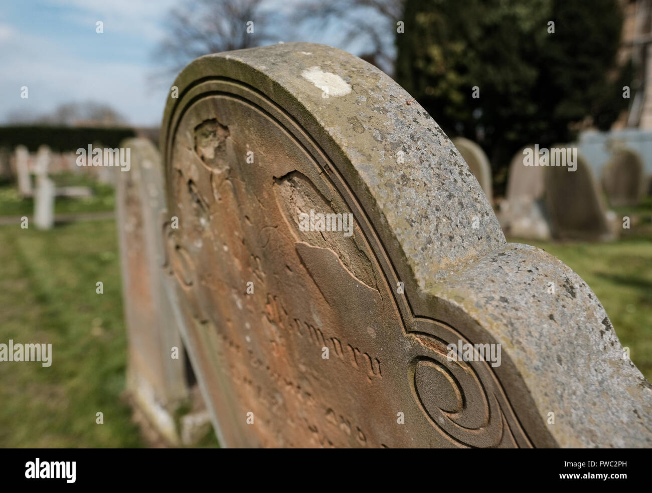 Tombe e tombe viste in un famoso cimitero inglese. Foto Stock