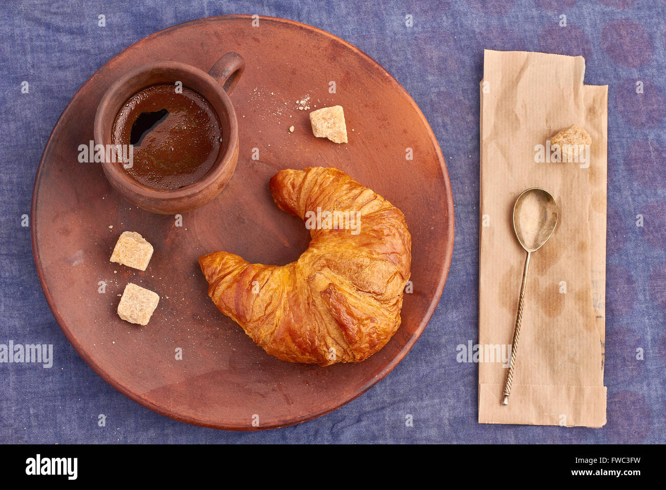 Cornetto e una tazza di caffè Foto Stock