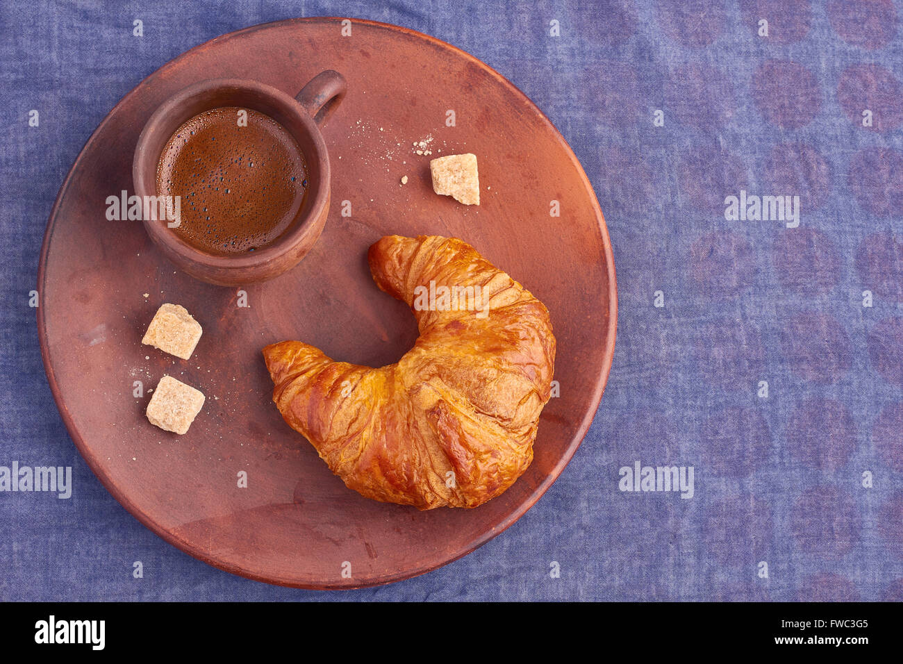 Cornetto e una tazza di caffè Foto Stock
